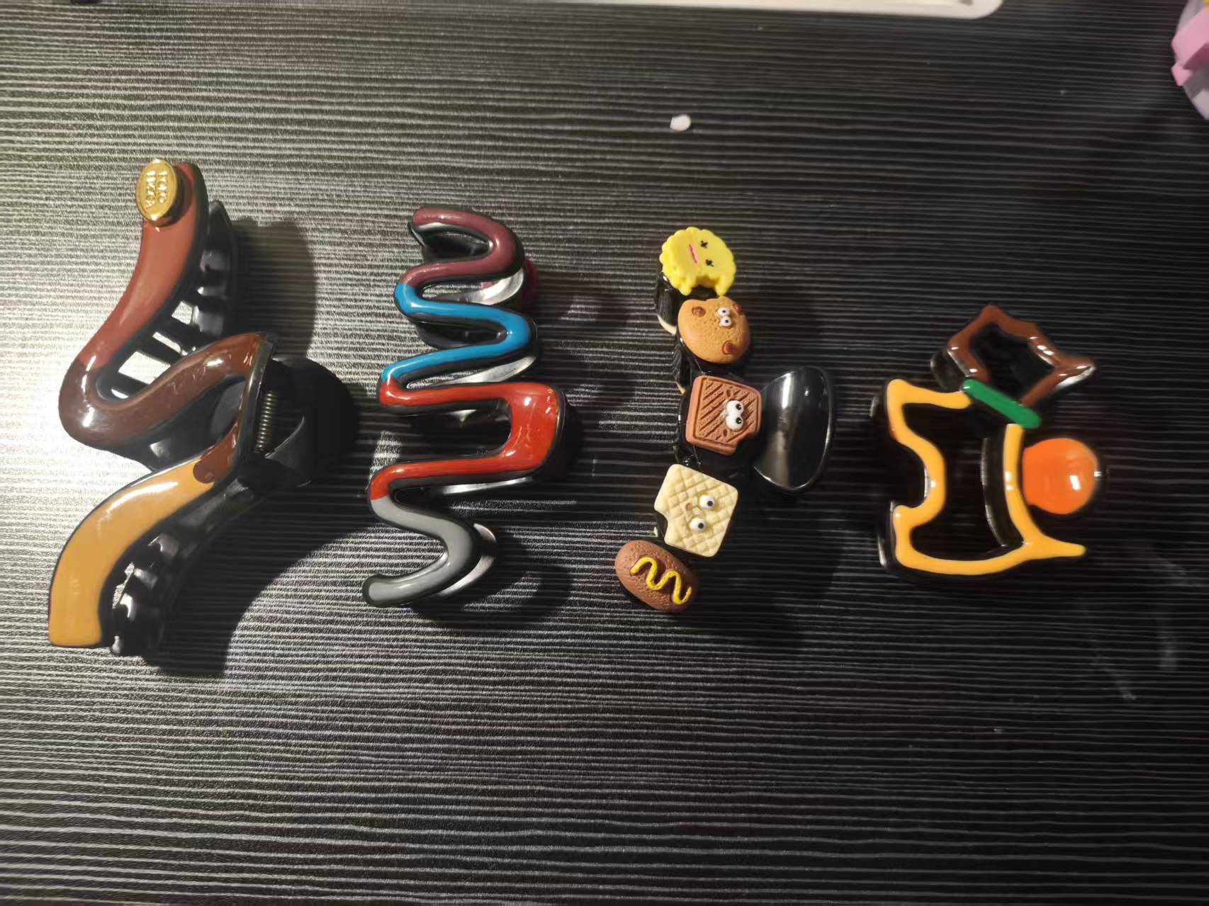 4 ชิ้น กิ๊บติดผมลายคลื่นสีตัดก - Travel Accessories Aesthetic บทวิจารณ์และราคา